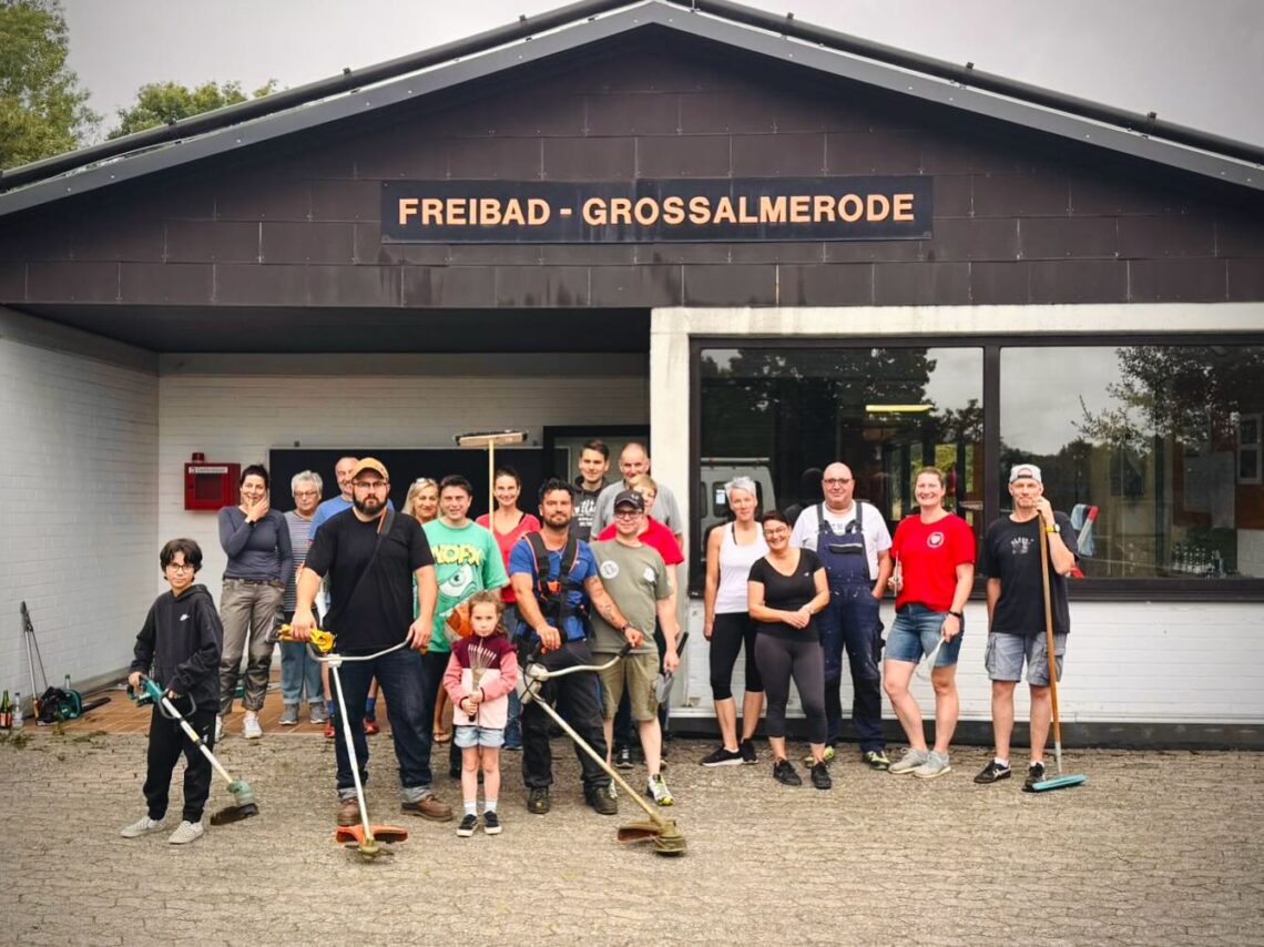 Gemeinsamer Arbeitseinsatz im Panoramabad
